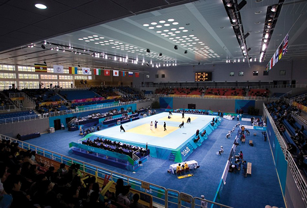 導(dǎo)光管采光系統(tǒng)在學(xué)校的應(yīng)用北科大場館圖2